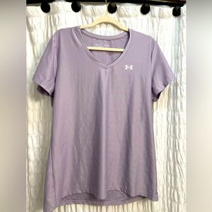 Under Armour V-neck. Loose fit. Size XL. Lavender.